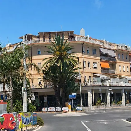 Giotto House Elegant - Sea View شقة